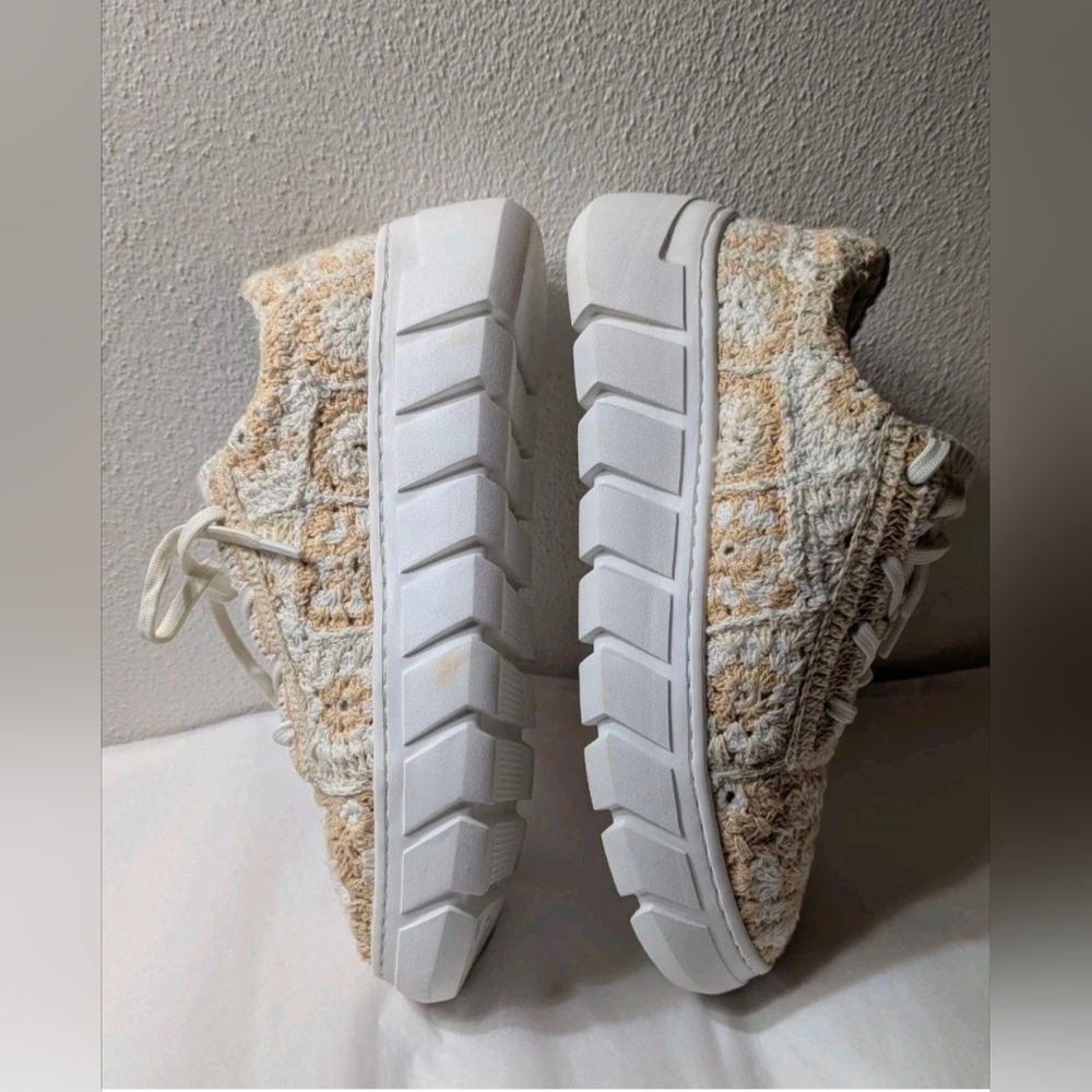 Free People Sneakers Shoes Catch Me If You Can Crochet Flower Women's Sz 7.5 NEW - Picture 9 of 12